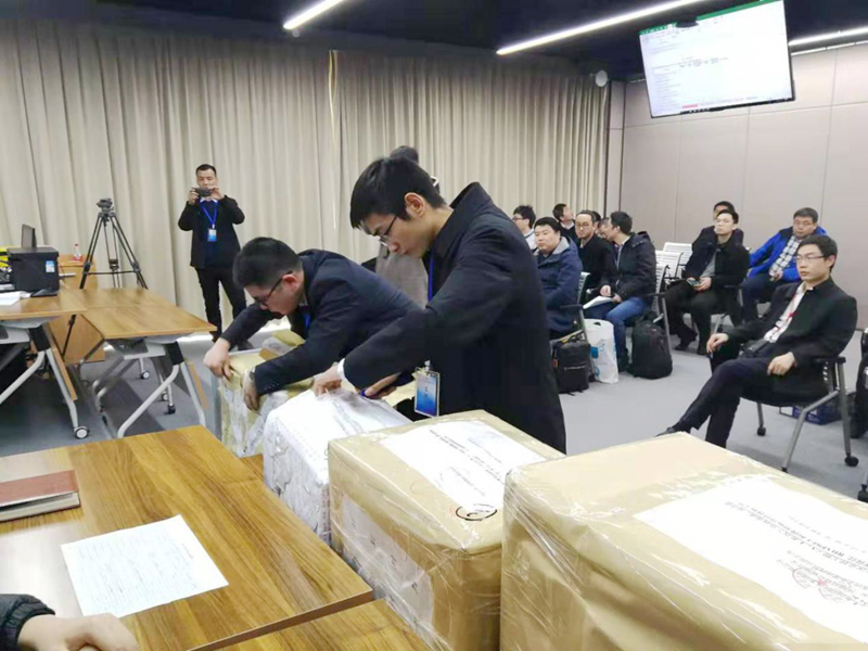 “当天，工作人员在开标现场进行开标”